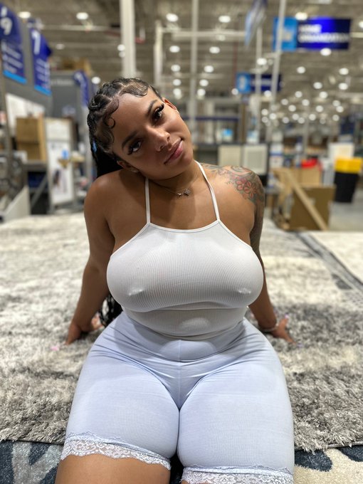 guess my cup size🍈🍈 https://t.co/1EB4ZZ9IbH