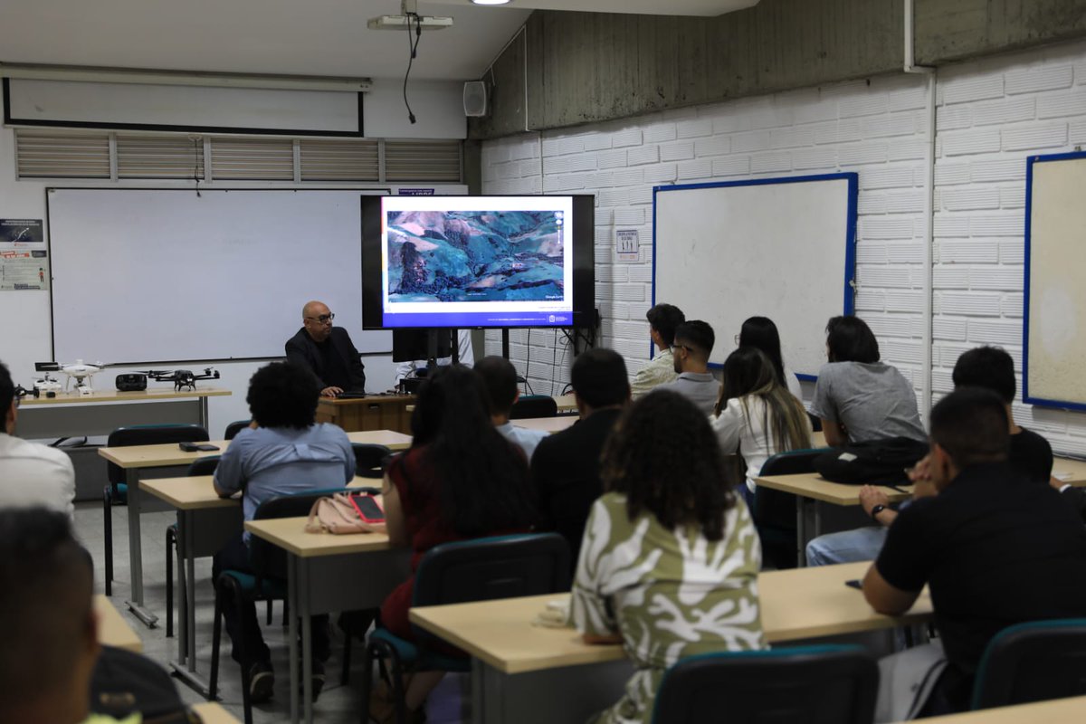SapienciaMed's tweet image. Estuvimos acompañando a estudiantes y profesionales del Curso Teórico Práctico de Drones que emprenden con sus proyectos y hacen realidad sus sueños. 
Con @SapienciaMed y la @MedellinUNAL estamos impulsando y fortaleciendo el #ValleDelSoftware.