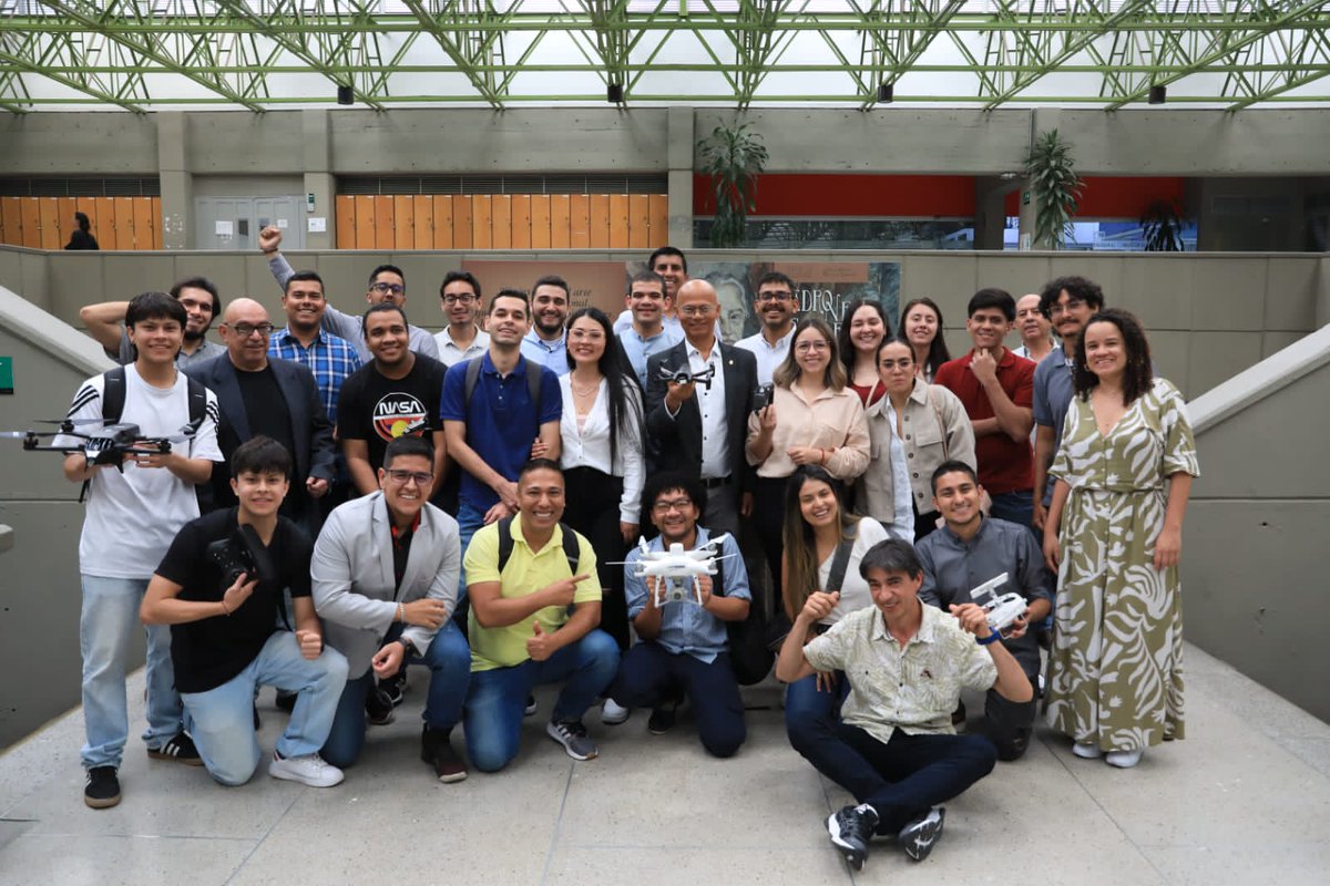 SapienciaMed's tweet image. Estuvimos acompañando a estudiantes y profesionales del Curso Teórico Práctico de Drones que emprenden con sus proyectos y hacen realidad sus sueños. 
Con @SapienciaMed y la @MedellinUNAL estamos impulsando y fortaleciendo el #ValleDelSoftware.