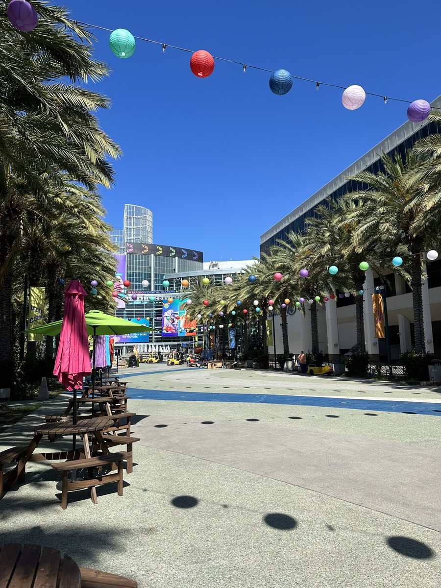 wildvision_io's tweet photo. Excitement is mounting @VidCon
Come and see us at Laguna Suite, Hyatt Hotel and we will show you how you can earn $$$$ passive income 🚀🔥🎉 #vidcon #creators #wildvision https://t.co/7aZowP9AEB