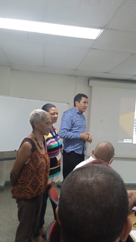 pregercuba's tweet photo. Esta mañana de martes en pleno tratamiento de los contenidos del módulo  marítimo, nuestro ministro - Eduardo Rodríguez Dávila- visitó el recinto  de los diplomantes de la segunda edición, en su acostumbrado  intercambio de chequeo del proceso. Enhorabuena!  📷María de los Á. https://t.co/ayC2hmmoWl