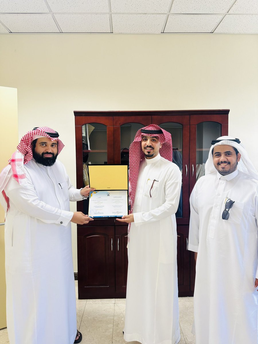 تم بحمد الله تكريمي هذا اليوم ممثلاً عن شركة رصين للمحاماة والاستشارات القانونية من قبل عميد كلية الأنظمة في الجامعة الاسلامية بالمدينة المنورة وذلك نظير جهود واسهامات شركة رصين للمحاماة في تدريب طلاب الكلية.