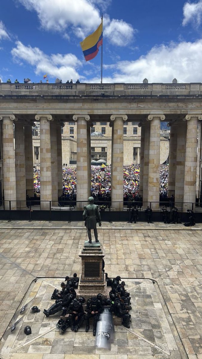 MariaFdaCabal's tweet photo. #LaMarchaDeLaMayoria Esta es la foto del día. La Plaza de Bolívar a reventar, mientras el ESMAD descansa. 

Cuando los ciudadanos de bien nos expresamos lo hacemos sin violencia, sin armas, sin terrorismo y por amor a la Patria

¡Felicitaciones Colombia!

Foto: Vía WhatsApp https://t.co/VT0TWhi0HZ