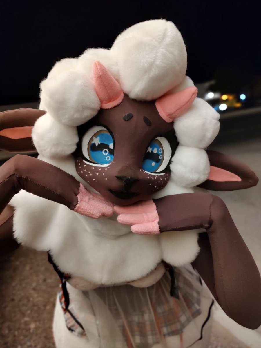 Mocha v2! 

With a 3D printed kemono base and a lot of ease of wearability improvements for future fem padded and tight fitting suits.

Pic graciously by 📸 @PeaceDorgi with a heck of a night camera