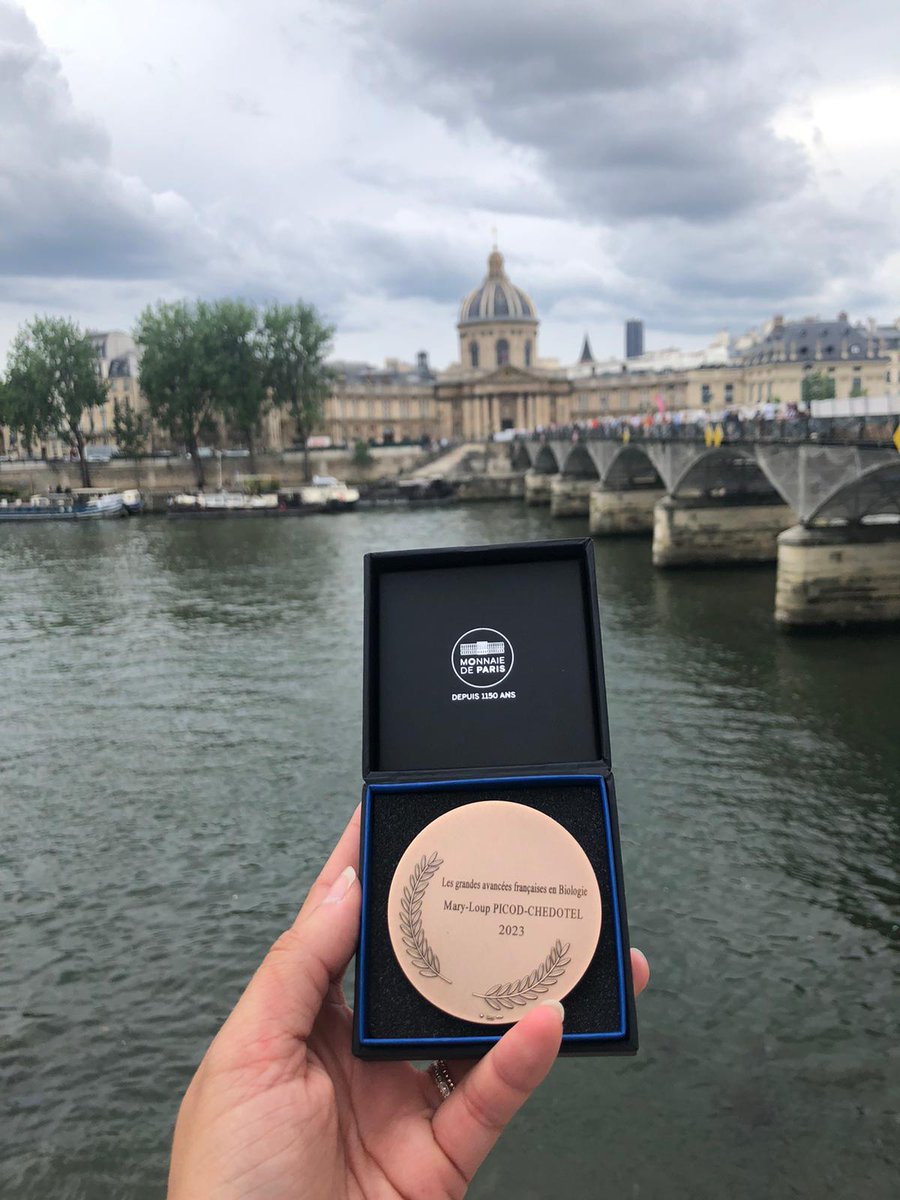 Very proud of Marie-Loup Picod-Chedotel and Laia Richart-Gines that received today an award from  <a href="/AcadSciences/">Académie des sciences</a> for our study on the role of Xist loss on breast tumor initiation.