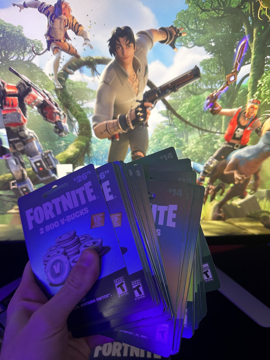 Fortnite Servers are down and I’m giving V-Buck compensation to some of my fans who interact with this tweet. Join fast don’t miss out on 13,500 V-Bucks Codes: youtube.com/live/7gH3cL93C…