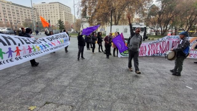 Cooperativa's tweet photo. [Fotos] #CooperativaContigo Corte de tr��nsito en Alameda por manifestación a favor de "viviendas sociales para el pueblo": https://t.co/uvOc29k4bl https://t.co/C3PPcC2H4J