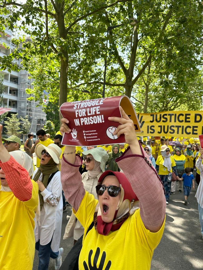 Avrupa'daki gönüllüler Türkiye'deki masum insanlar için AİHM yürüyüşüne katıldı. 🇺🇸 ECHR TakeAction 🇹🇷 SesVer AiHM