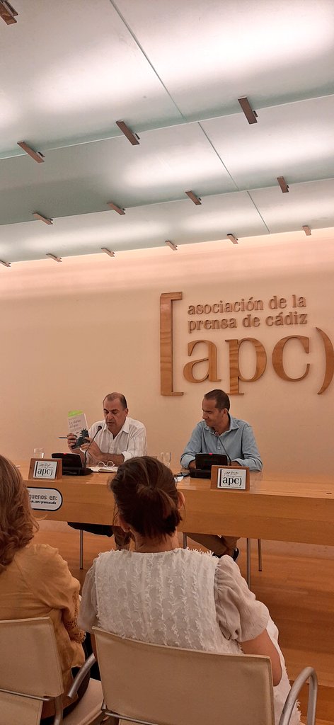 Acaba de empezar en la <a href="/APCadiz/">APC</a> la presentación de #LosDiariosDelOpio 
La mirada curiosa, lúcida y a veces irónica de <a href="/DavidJimenezTW/">David Jiménez</a> tras las huellas de Conrad, Kipling o Greene en Oriente. 
#periodismo #literatura #libros