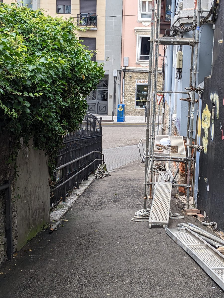 Este es el unico acceso rodado al colegio y a falta de tres días para terminar el colegio nos plantan este andamio. El jueves es nuestra fiesta de fin de curso y no podemos subir el material para la misma con los vehículos. Solo quedan tres días para acabar el curso.