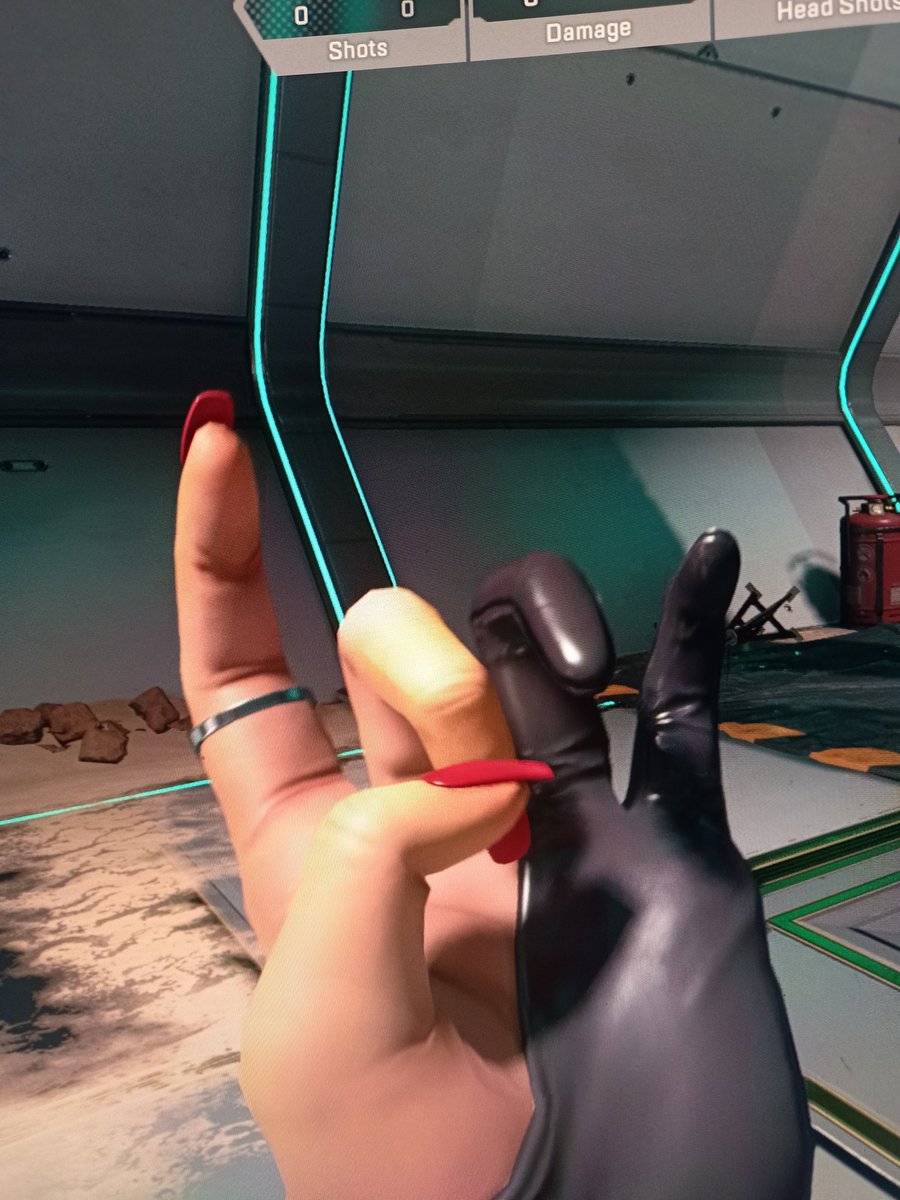 Katyarimika's tweet photo. @PlayApex she broke her nails 😭 (why are they shorter than in the store?😶) https://t.co/TI9GExIinD