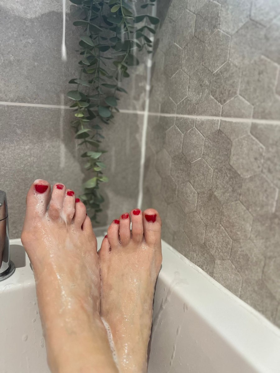 Celinesfeet5's tweet photo. @badlandzking_ Happy ToEsDaY!! 😊😘 https://t.co/Y44T6be4Fa