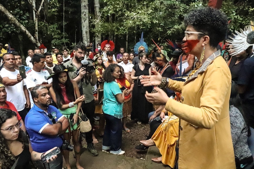 SepromiBa's tweet photo. Lideranças indígenas da Aldeia Pé do Monte Pascoal, em Porto Seguro, participaram de um encontro para discutir os desafios enfrentados pelos povos originários na região. Entre as principais demandas, a demarcação de terras, o respeito aos direitos indígenas. https://t.co/5cnruKzGjd