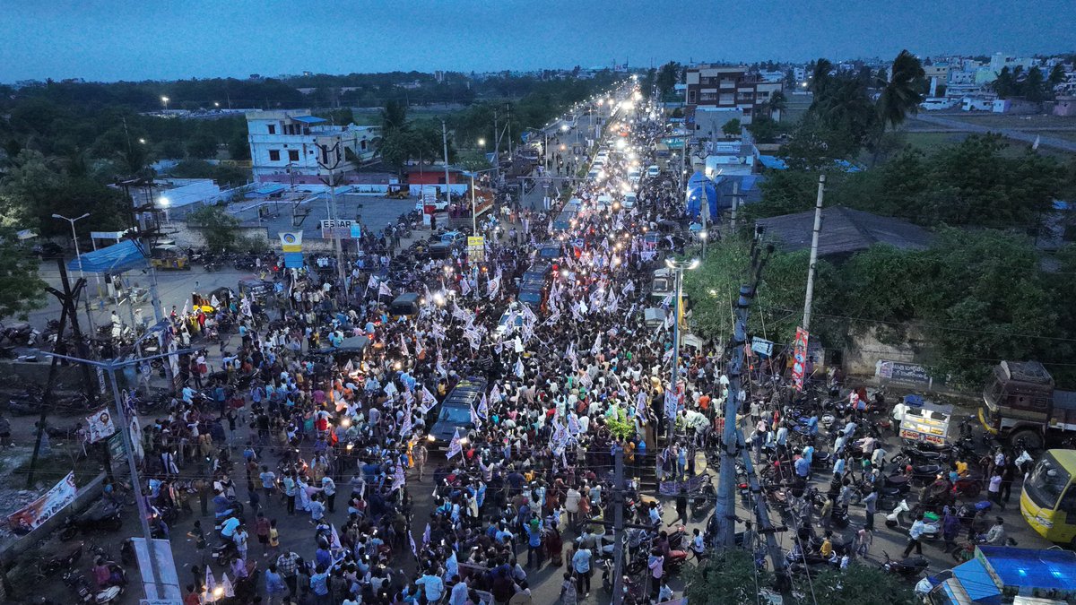 JanaSenaParty's tweet photo. కోనసీమలో అడుగుపెట్టిన జనసేన వారాహి విజయ యాత్ర

#VarahiVijayaYatra https://t.co/AKkSX30kp1