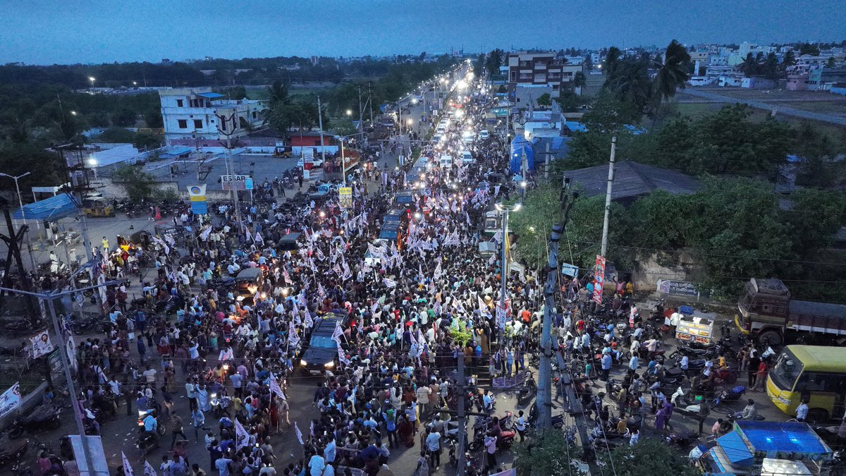 JanaSenaParty's tweet photo. కోనసీమలో అడుగుపెట్టిన జనసేన వారాహి విజయ యాత్ర

#VarahiVijayaYatra https://t.co/AKkSX30kp1