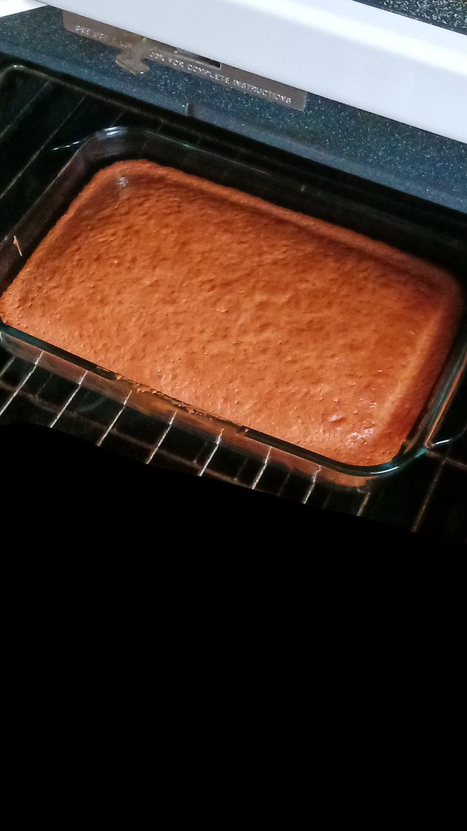 abstractartmel's tweet photo. you already know I had to be phat🤤 finna do the yellow cake next😋 #strawberrycake https://t.co/9Qhc8cY0Dt