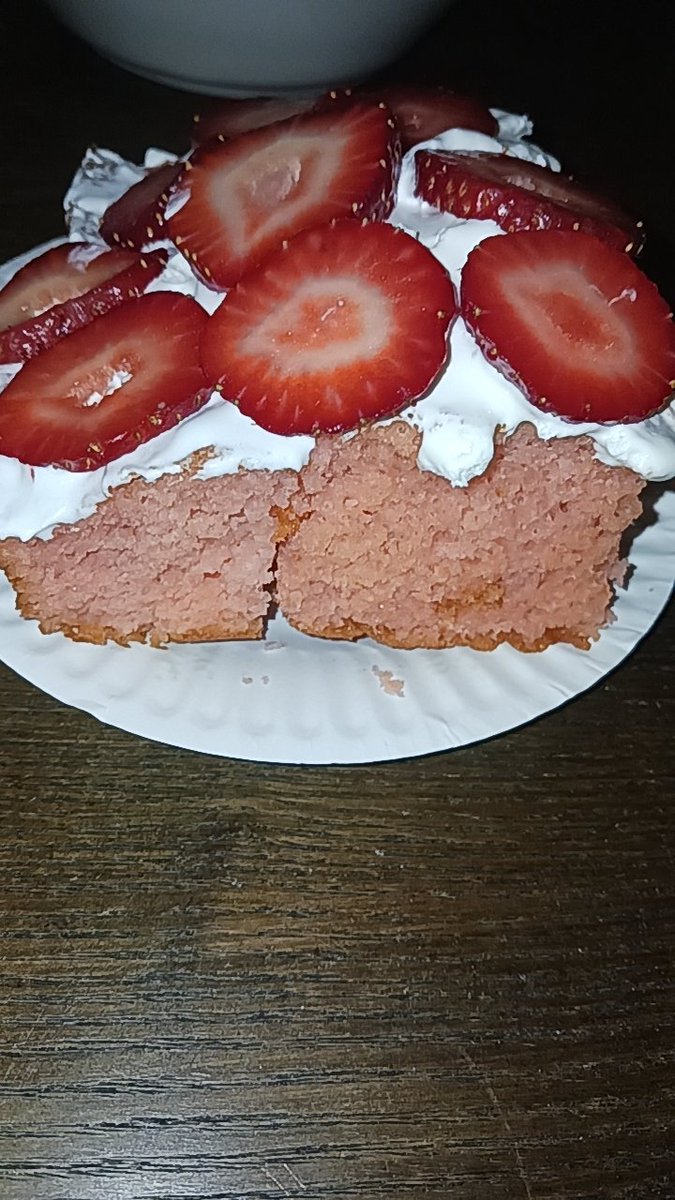 abstractartmel's tweet photo. you already know I had to be phat🤤 finna do the yellow cake next😋 #strawberrycake https://t.co/9Qhc8cY0Dt