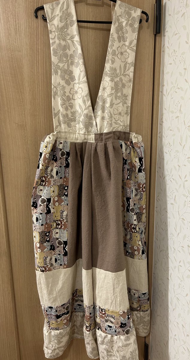 uranusinoshop's tweet photo. #ハンドメイド好きさんと繋がりたい #ハンドメイド好きな人と繋がりたい #ハンドメイド作家さんと繋がりたい #ハンドメイド #手作り #ミシン初心者 #サロペット　#世界に一つだけの服 #ハギレ活用 

こんな感じで完成しました✨
168㎝の私が着れるように大きめで、大好きな🐈😻
14時間くらいで完成😹 https://t.co/blUGAgeWAL