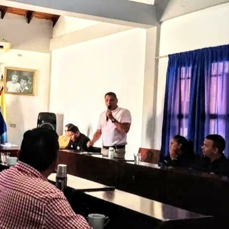 NoticiasFalcon's tweet photo. Concejales opositores del municipio Miranda #Falcón denuncian arbitrariedades que presuntamente estarían cometiendo funcionarios de Polimiranda ⁣

https://t.co/2wkBfZB6Ls https://t.co/imUqucSInn