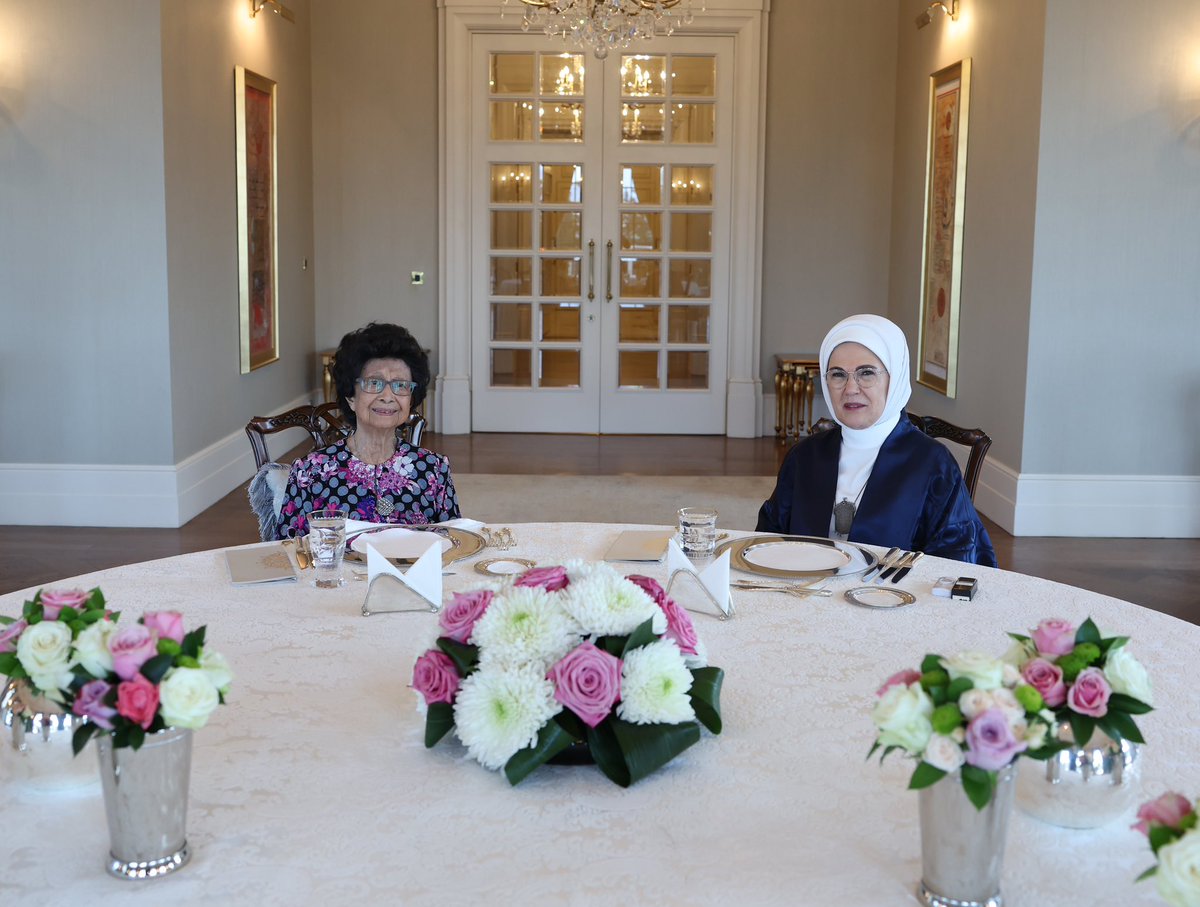 Eski Malezya Başbakanı Mahathir Muhammed’in kıymetli eşi Siti Hasmah Hanımefendi ile bir araya geldik, verimli bir görüşme gerçekleştirdik. 

Bu vesileyle #SıfırAtık tecrübemiz, eğitim ve sağlık projelerimiz hakkında fikir alışverişinde bulunduk. Nazik ziyaretleri için teşekkür