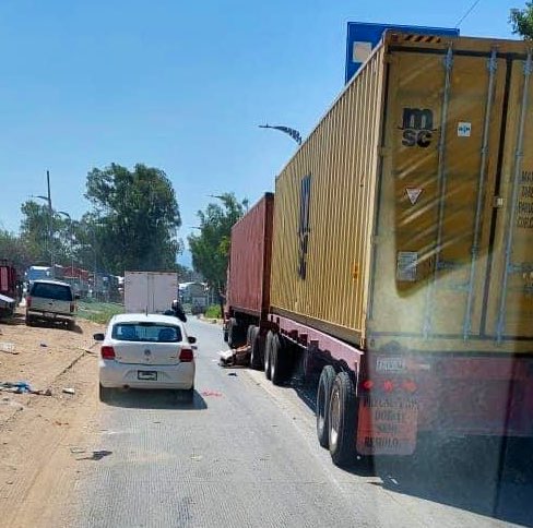 Peatonsito's tweet photo. Persona atropellada por trailer :( 

Circuito Interior @AtoyacRio enfrente del Mercado de Madera #Oaxaca, Oax.

@criatura82 https://t.co/NwGw7M3qhh