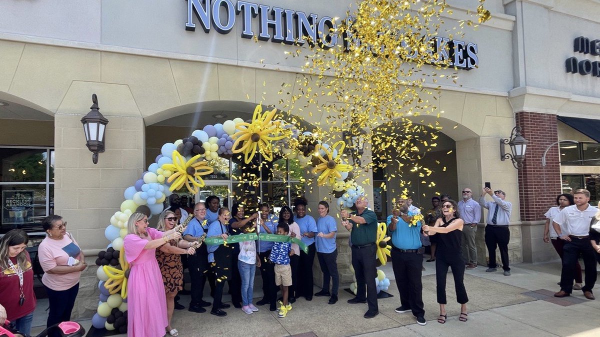 CrawfordSquare's tweet photo. Nothing Bundt Cakes is now open at the Shoppes at EasthCase!

📍7030 E Chase PWKY, Montgomery, AL 36117

🔗@WSFA Story: https://t.co/2i8WQJpESX

#experiencetheshoppes #welcome #nowopen #cre #csrea #wearecrawfordsquare https://t.co/7QZlqVZXkq