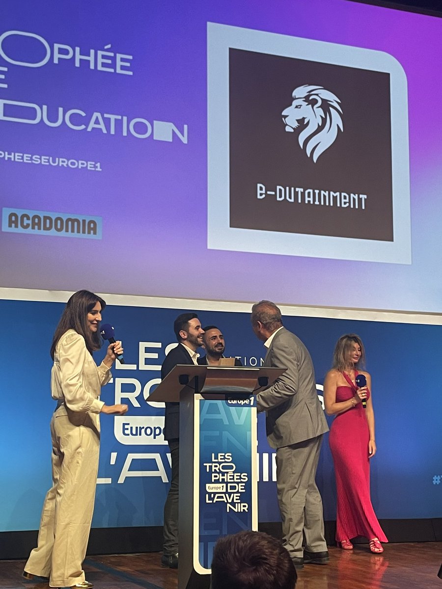 👏👏 Félicitations à E-Dutainment qui reçoit le Trophée de l’Avenir #education des mains de Philippe Coléon, Président d’@Acadomia

#TropheesEurope1 <a href="/Europe1/">Europe 1</a>