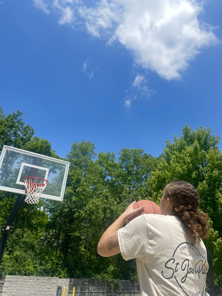 StJoePlace's tweet photo. It’s such a nice day outside🌞 Bored of being inside? Don’t forget about the different outdoor spaces we have around the property to keep you busy !
Watch our insta story to see if she made the shot ⛹🏽‍♀️ #sjp #baller https://t.co/jYBPVl74Ve