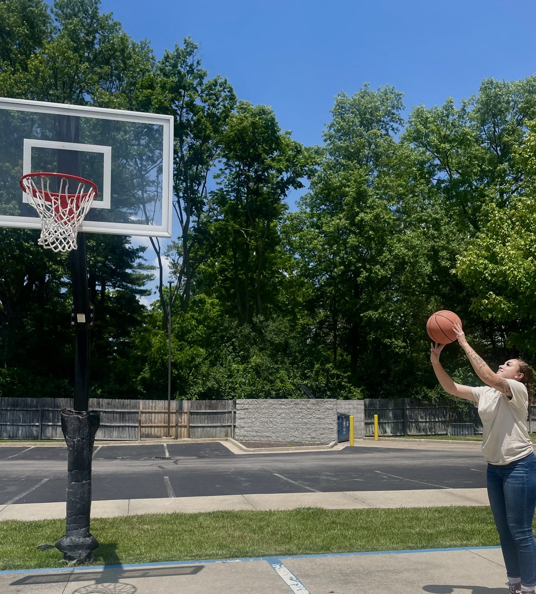 StJoePlace's tweet photo. It’s such a nice day outside🌞 Bored of being inside? Don’t forget about the different outdoor spaces we have around the property to keep you busy !
Watch our insta story to see if she made the shot ⛹🏽‍♀️ #sjp #baller https://t.co/jYBPVl74Ve