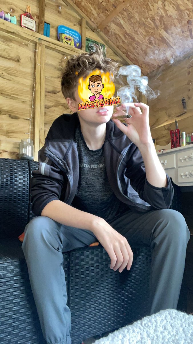 MasterMJ420's tweet photo. We’re so close to 2k so here’s another pic today🤩need a fag with mouth wide open ready for my ash, worshipping my sweaty Nike socks inbetween😈🚬🍁LIKE and RT if you would 👌🏼😉🍁🚬🤩#findom #cashmaster #smokingfetish #ashtrayfetish #spitcontent #trainerworship #sweatysocks #spit https://t.co/7PCpZgF8Qe