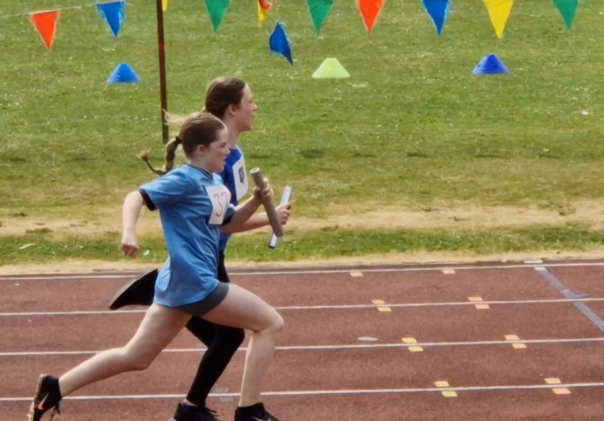 deksword's tweet photo. @InchturePrimary This is how close the girls relays team came to the gold medal https://t.co/OwERiHf87T