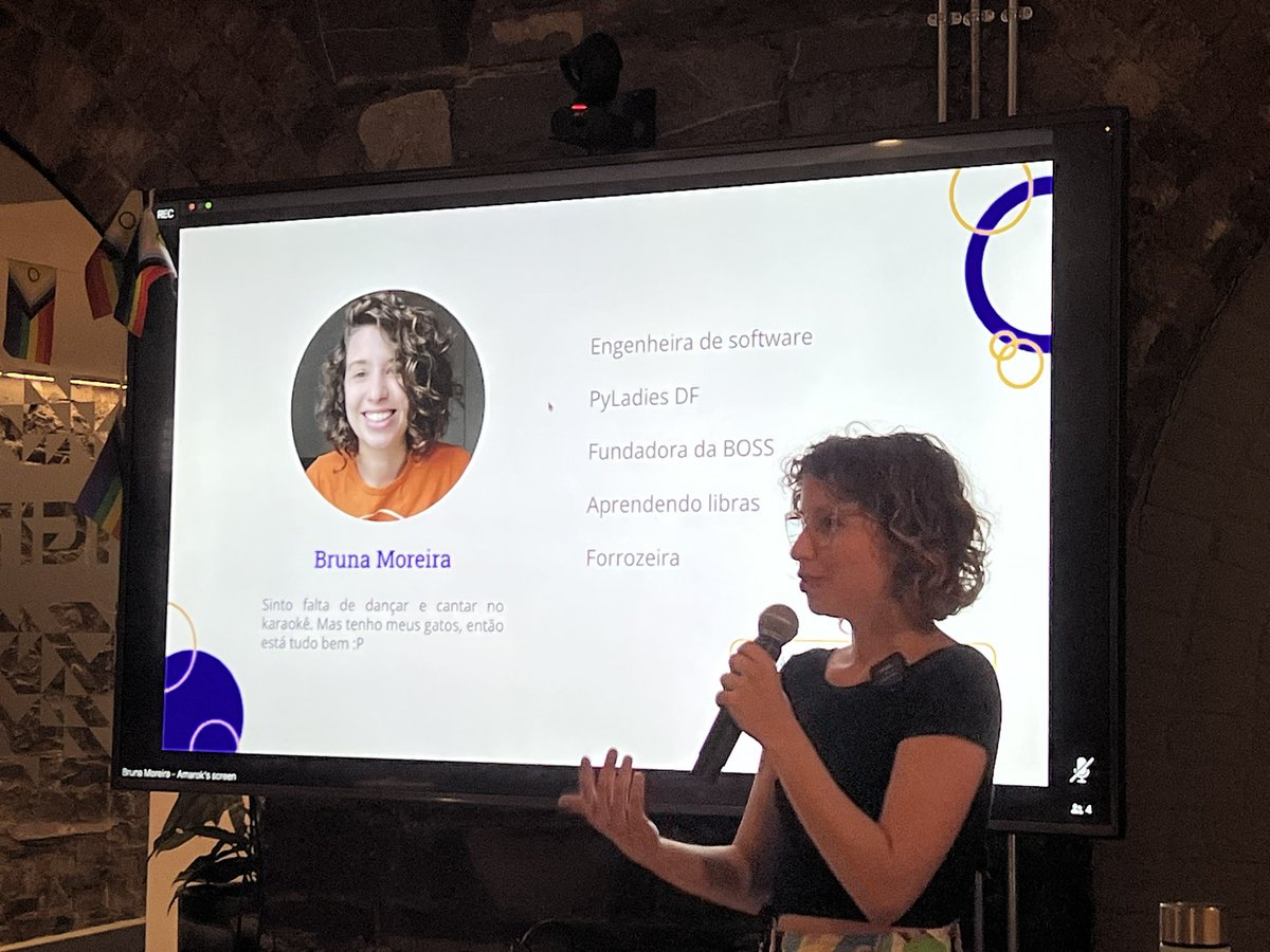 PyLadiesDub's tweet image. Bruna up next talking about building #communities. 💖
#PyLadies @pyladies @PyLadiesDF