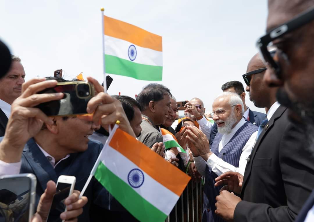 AssamAlert's tweet photo. Prime Minister Narendra Modi landed in New York on Tuesday for a 3-day visit to the United States. Chants of 'Modi Modi' were heard as he received a grand welcome by the Indian community at the New York airport. https://t.co/7LZkQHmofh