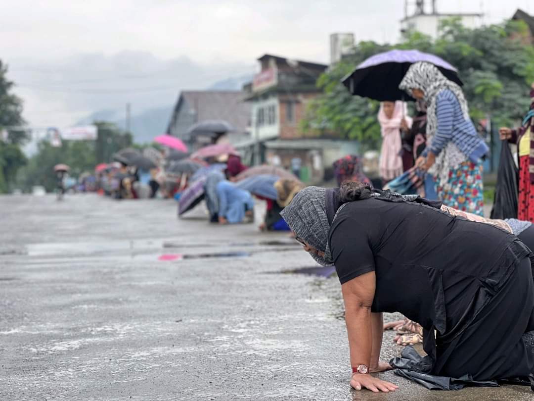 NEpublish24's tweet photo. Massive prayer gathering in Manipur seeks peace and justice for over a thousand displaced families. Homeless and in need, the community holds steadfast faith, appealing to God for transformative change in the hearts of the people, as well as the State and Central government. https://t.co/qcnaaTLkIl