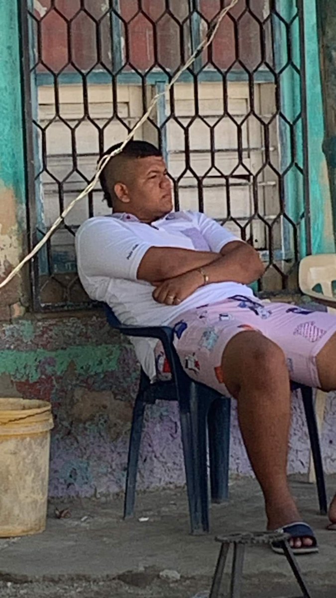 FacuVol3's tweet photo. Mondao, con hambre,  en la esquina sonando   “Me hace daño verte” y sensación térmica de 43°c https://t.co/mFIA54LUv3