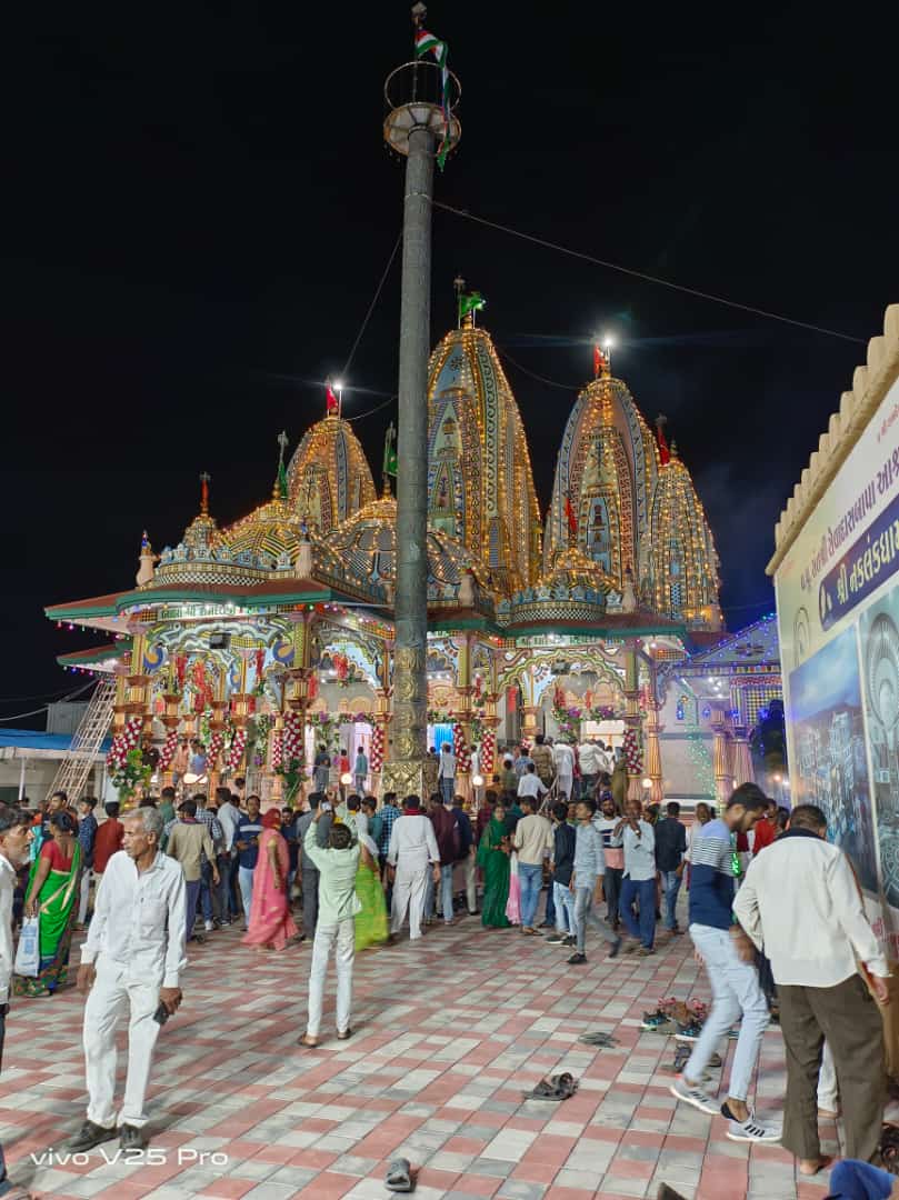 vadhiya_neel14's tweet photo. નંકળકધામ  તોરણીયા રામાપીર ના દૅરશૅ નો લાભ લીધો 
જય રામાપીર 🙏
#nakalankdham
#toraniya https://t.co/CSC7EeglN5