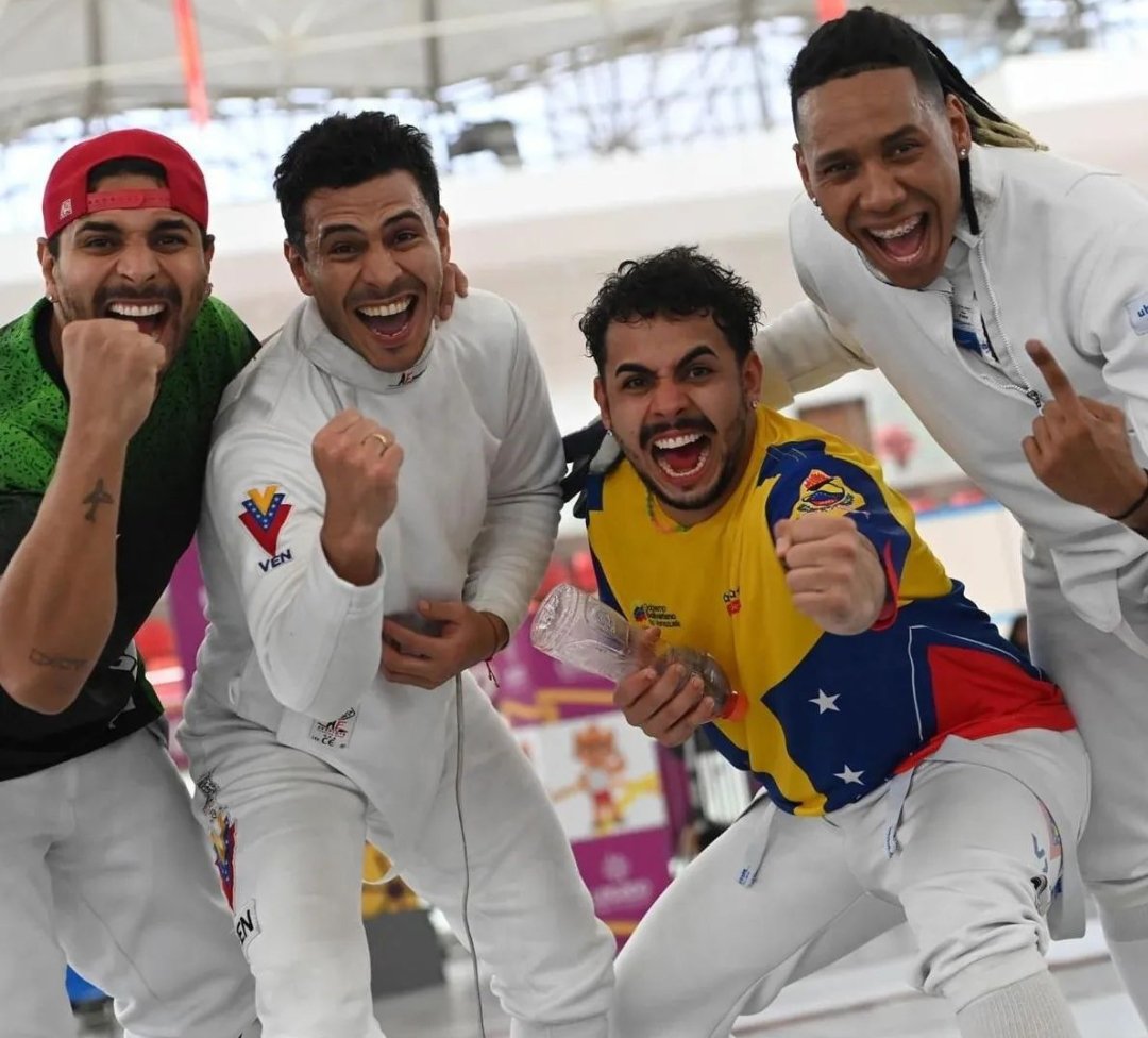 OfficialCOV's tweet photo. ¡Campeones de América! 🥇

El equipo nacional de espada masculina conformado por Rubén Limardo, Francisco Limardo, Jesús Limardo y Grabiel Lugo, subió a lo más alto del podio en el Campeonato Panamericano de Esgrima, en Lima, Perú. https://t.co/9CDrut4vO0
