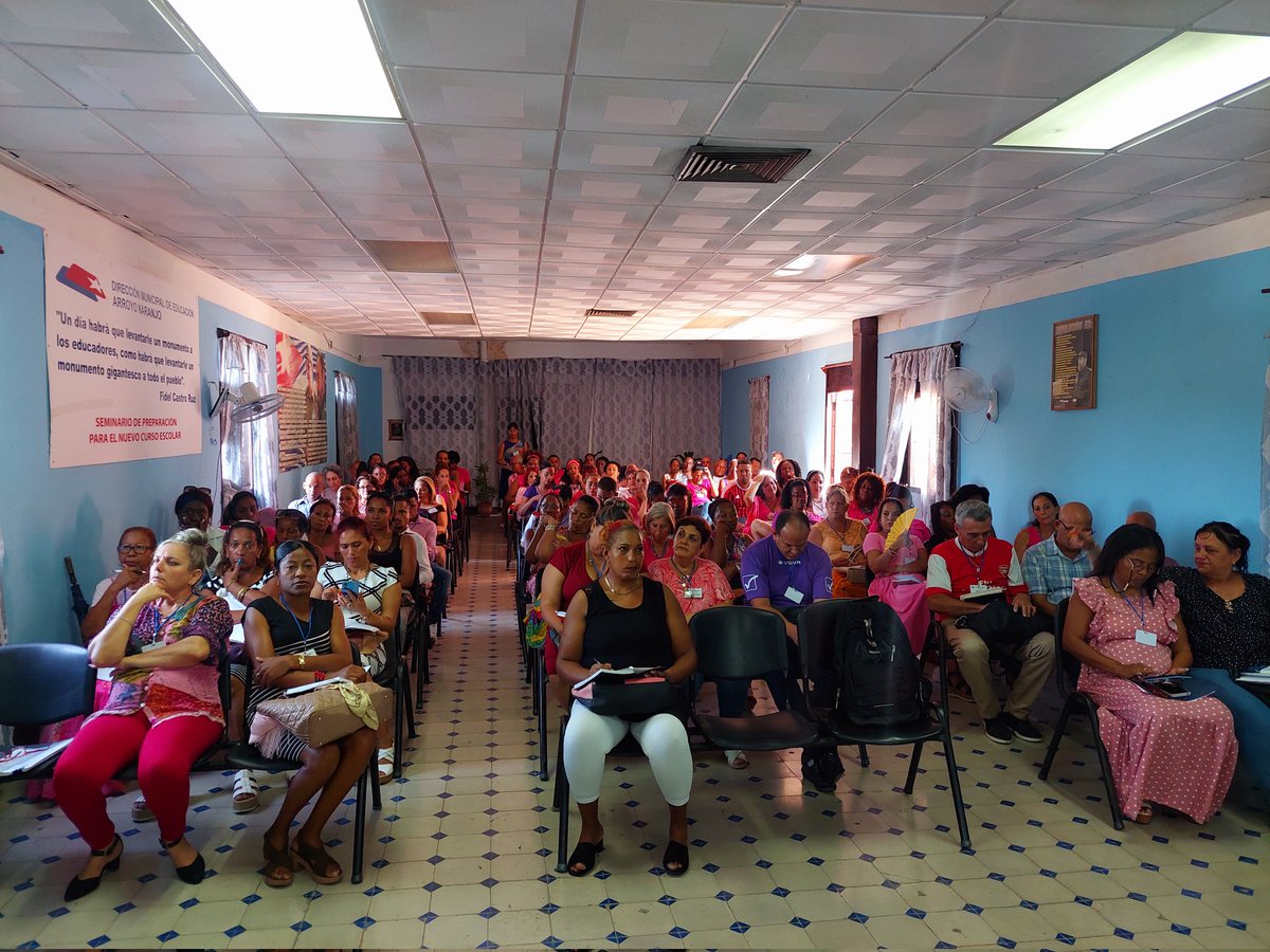 XianFZ96's tweet photo. Hoy compartimos con los profesores y metodólogos de Arroyo Naranjo sobre temas relacionados con la protección de los niños, niñas y adolescentes a partir de los cambios legislativos. Dialogamos sobre prevención y la responsabilidad primordial de nuestro sistema de educación. ⚖️ https://t.co/HrDdYuUSNW