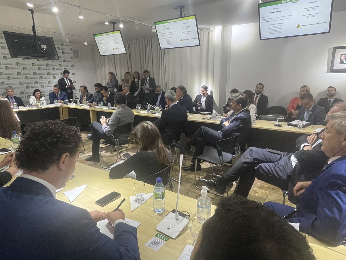 Encontro da Frente Parlamentar da Agropecuária. Conversamos sobre o Plano Safra 2023/24 com a presença do ministro do Desenvolvimento Agrário, Paulo Teixeira. O lançamento do programa está marcado para os dias 27 (Plano Safra Empresarial) e 28 (Plano Safra Agricultura Familiar).