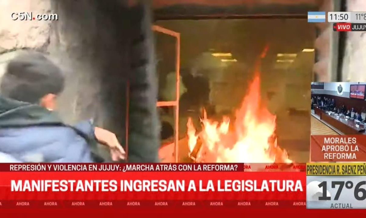 GerardoMorales's tweet photo. ¿Esto le parece pacífico, @CFKArgentina? Es una vergüenza que financien a grupos violentos para generar caos en Jujuy. Agrupaciones kirchneristas de todo el país vinieron a participar e incentivar la toma de nuestras calles y quemar nuestra legislatura: ¿quién los mandó? https://t.co/lFC3U90ZhP