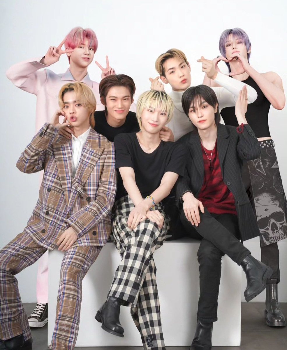 Justarandomfrog's tweet photo. In this 1 year many things happenned with me. There were bad times and there were good times, like when I found Superkind. There are this 5 extremely talented boys, and there are this 2 extremely talented AIs. And during this year, they became my home.

Happy first anniversary!❤️ https://t.co/Rl6KI1BOOP
