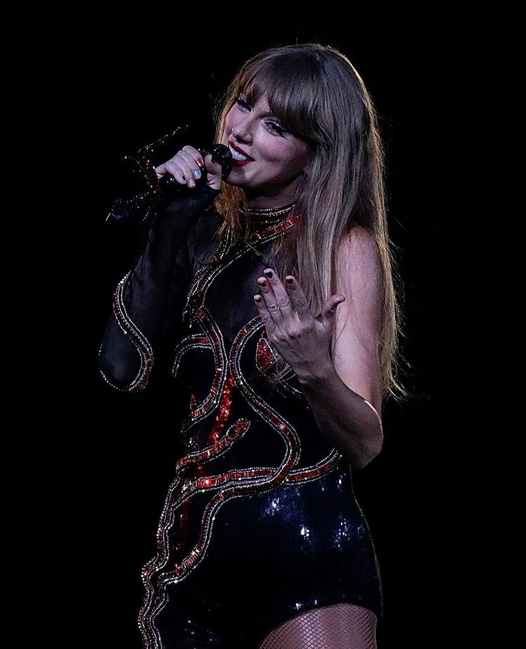 hourlyswift's tweet image. 