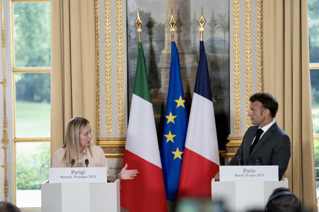 ItalyinFrance's tweet image. Il Presidente del Consiglio 🇮🇹 @GiorgiaMeloni  ha incontrato il Presidente della Repubblica Francese 🇫🇷@EmmanuelMacron , al Palazzo @Elysee. Prima dei colloqui, hanno tenuto le dichiarazioni alla stampa. In seguito il Presidente Meloni ha tenuto un punto stampa.
📸 #PalazzoChigi