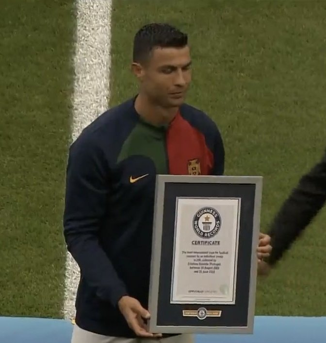 Tão natural como a sua sede: Ronaldo bate recorde de jogador com mais  internacionalizações, bisa… e chega a outro recorde – Observador