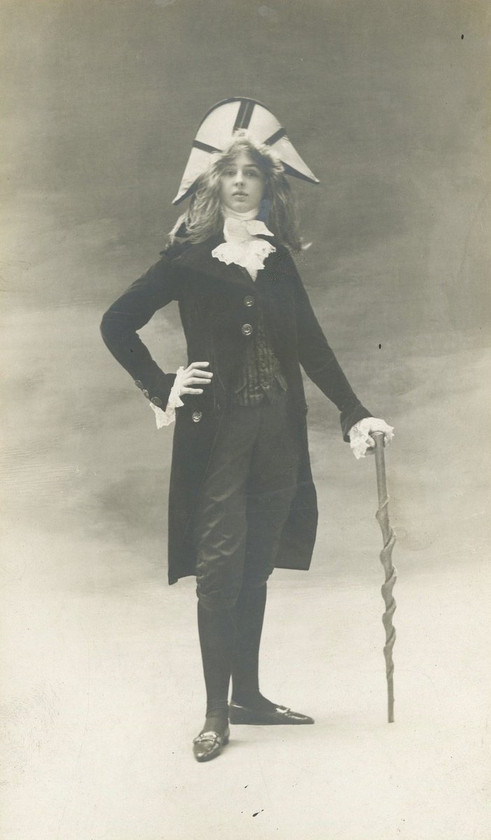 sapphospage's tweet photo. Renée Vivien in her little outfit (I love her so much) https://t.co/iBW8Fr9Czt