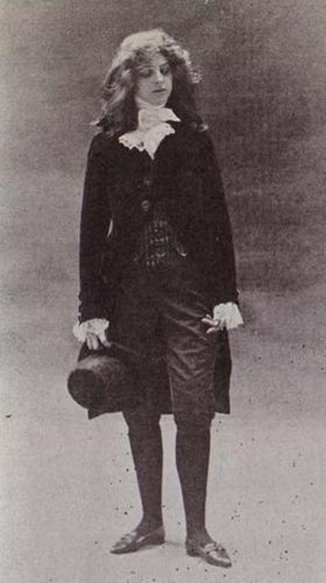 sapphospage's tweet photo. Renée Vivien in her little outfit (I love her so much) https://t.co/iBW8Fr9Czt
