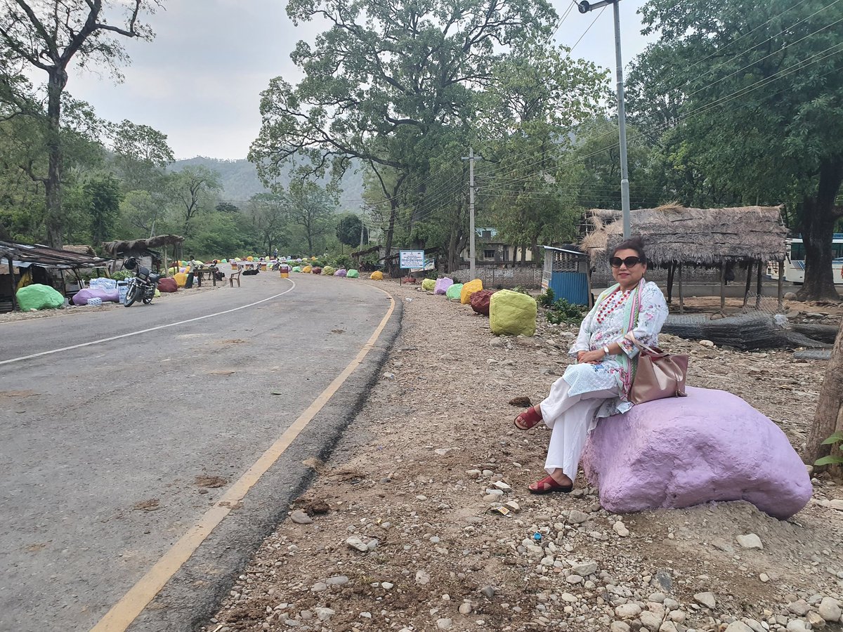 DurgaSob's tweet photo. ऐतिहासिक तथा राजनीतिक रुपमा प्रख्यात दाङकाे काइलाबासकाे  नेपाल भारत सिमानाकाे अबलोकन गर्ने अबसर मिल्याे। तर धेरै जसाे पुराना सरकारी अड्डा र बजारका घर काे राम्राे संग संरक्षण र प्रयाेग नभर खन्डर भएकाे देख्दा नरमाइलो लाग्याे। https://t.co/56csVG7PPJ