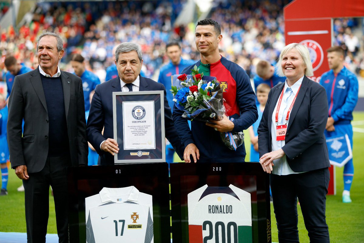 عاجل 🔴 

الأسطورة " كريستيانو رونالدو " يدخل موسوعة غينيس للأرقام القياسية ؛ كأول لاعب في تاريخ كرة القدم يلعب 200 مباراة دولية .
-