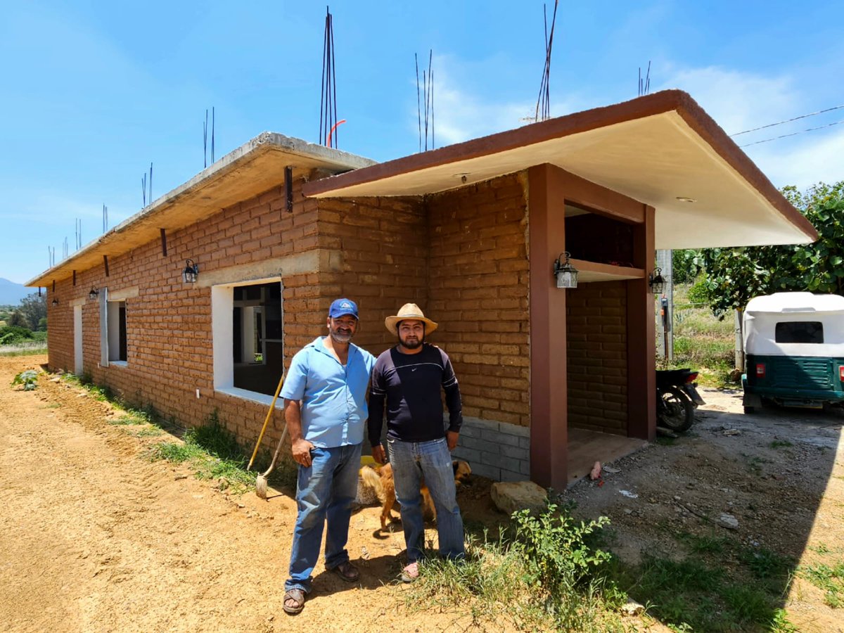 laverdaddeoax's tweet photo. Grupo Campesino San Isidro Labrador, de San José del Progreso, activos y creciendo con el apoyo de @MineraCuzcatlan 

Con acuerdos desde el año 2015 han colaborado en equipo campesinos de San José del Progreso y la Compañía Minera Cuzcatlán

Más: https://t.co/Rif2ebwwmX https://t.co/1281ogtLao