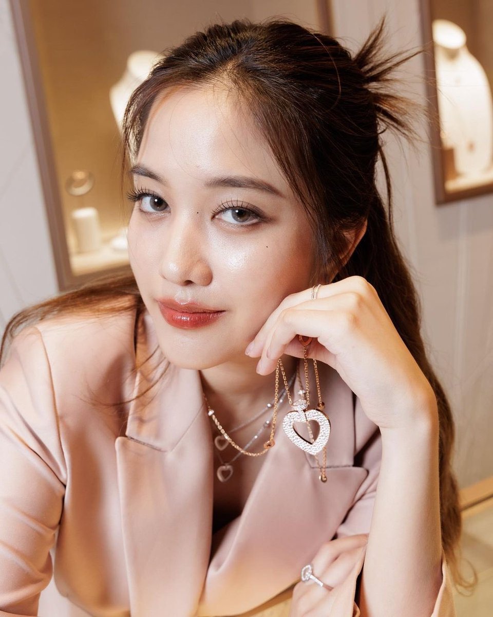 FBTroops_IDN's tweet photo. [IG POST]
@srchafreen 

Riviera has arrived in Thailand, the first Fred boutique at The Emporium.🤍✨ #FREDParis @fredJewelry 

from: https://t.co/xXZqCDPsvN

#srchafreen 
#FBTroopsIDN https://t.co/YOy6CkwXYt